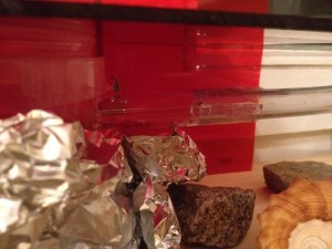 Hier sieht man die Gipsbrösel am Übergang von Glas zu Schlauch