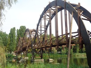 Holzbrücke auf die Insel